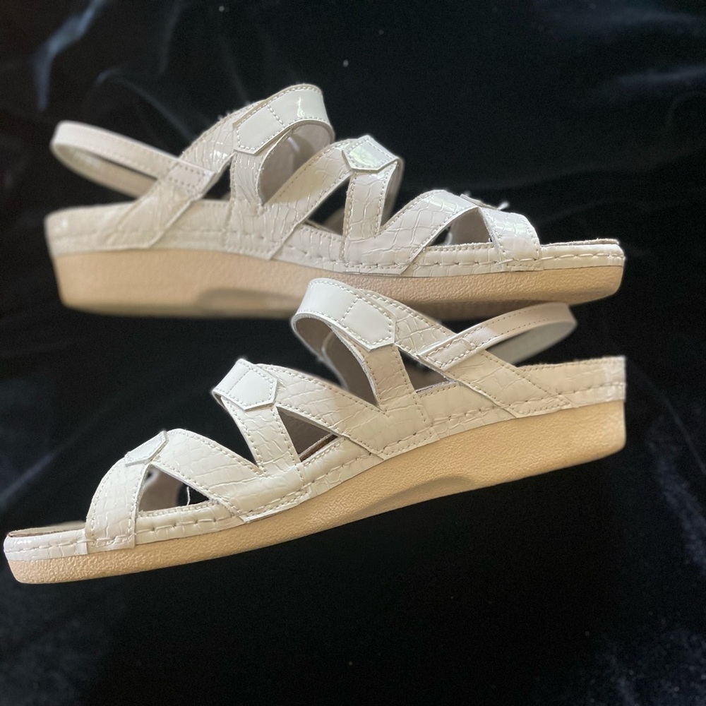 Helle Comfort patent leather sandals sz10 $40